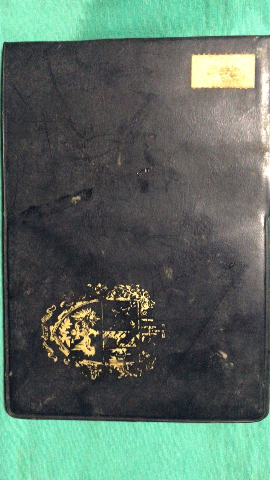 Su libreta Universitaria de la Universidad del Salvador